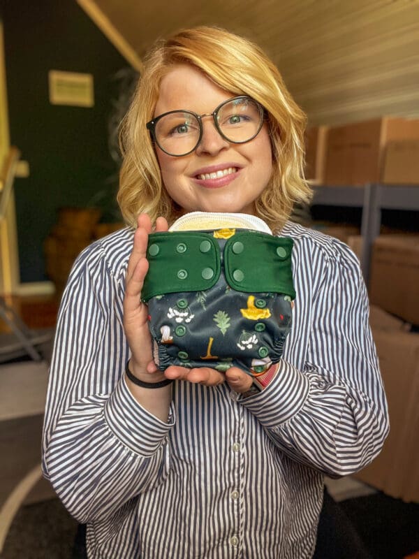 en leende kvinna som håller i en tygblöja