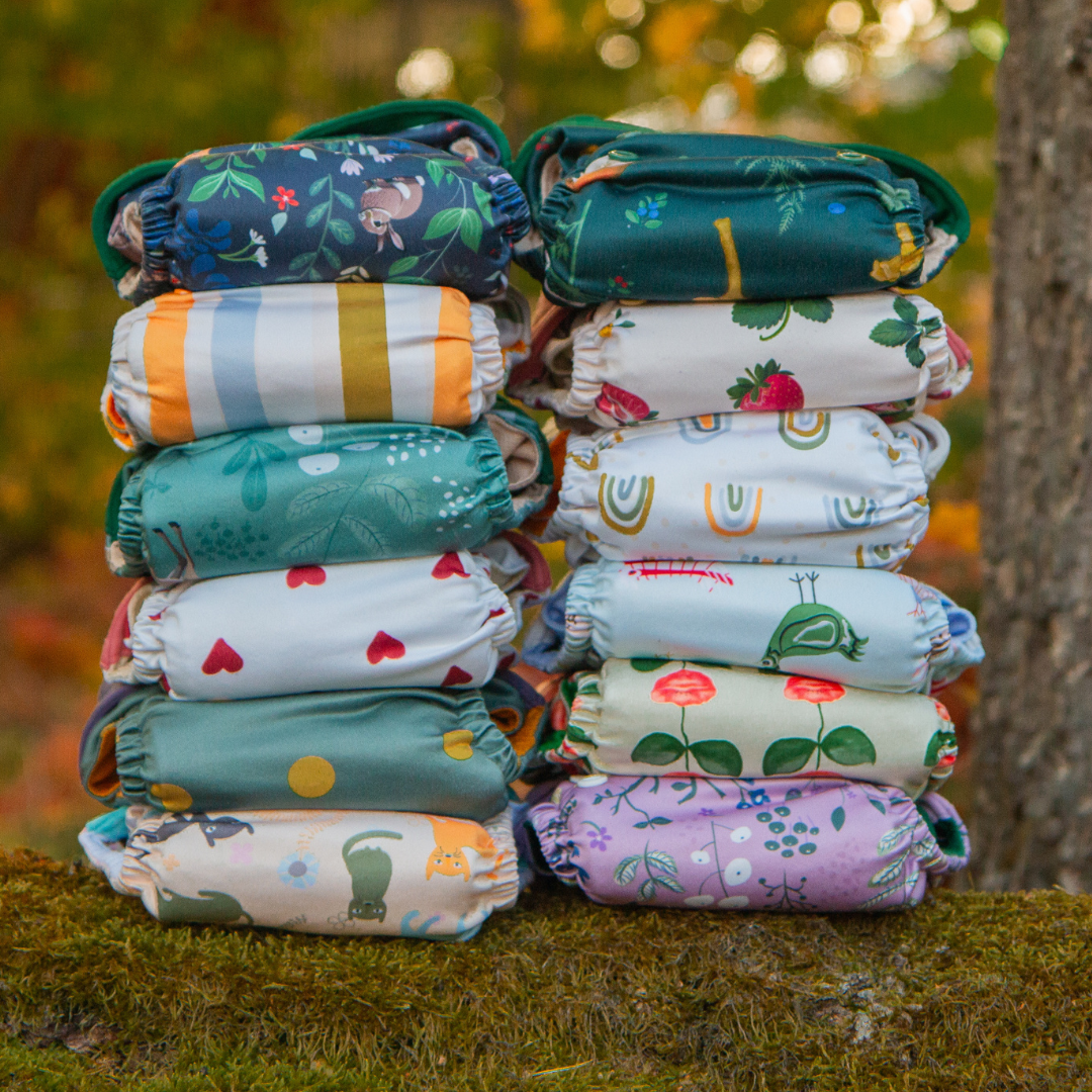 två högar med färgglada tygblöjor